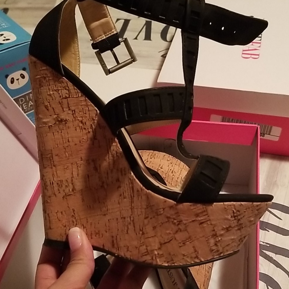 Black wedges
